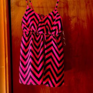 Rue 21, medium tank. Pink & navy chevron